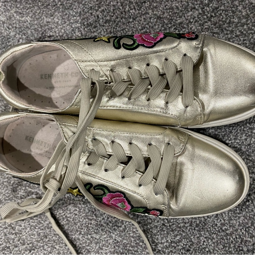 Kenneth Cole size 10 gold floral sneakers. - Picture 3 of 5